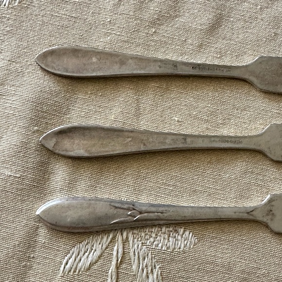 Three Vintage WM Rogers Mfg Co Original Rogers Flat Handled Master Butter Knives - Picture 6 of 7